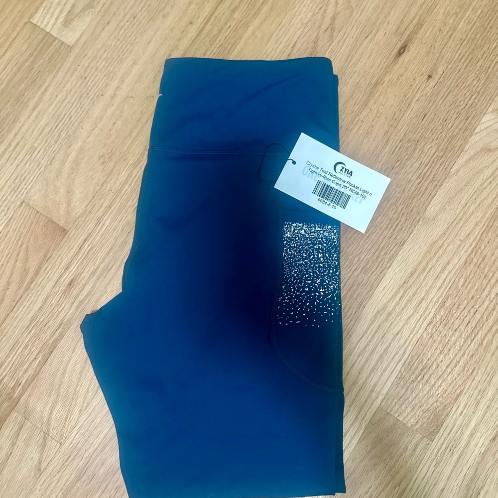 Zyia Crystal teal reflective pocket light n tight hi rise capri 20”.